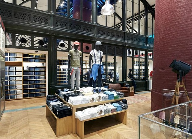 Дизайн интерьера магазина одежды