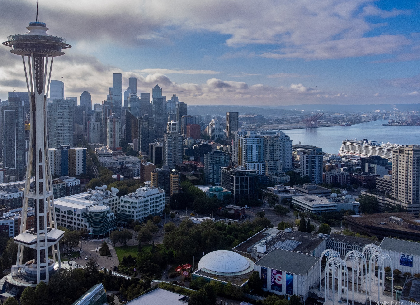 Современная классика — стильно или скучно? Вот что говорят дизайнеры и как оформить интерьер в 2025