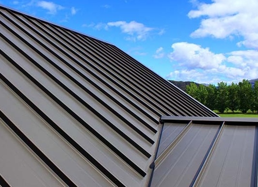 Устройство кровли из металлических листов и тонкости монтажа